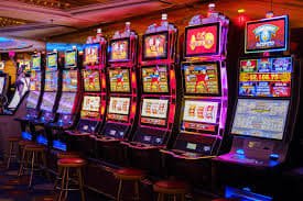 Dealer tahunhoki mengocok tiga dadu dalam wadah transparan untuk Sic Bo Dadu